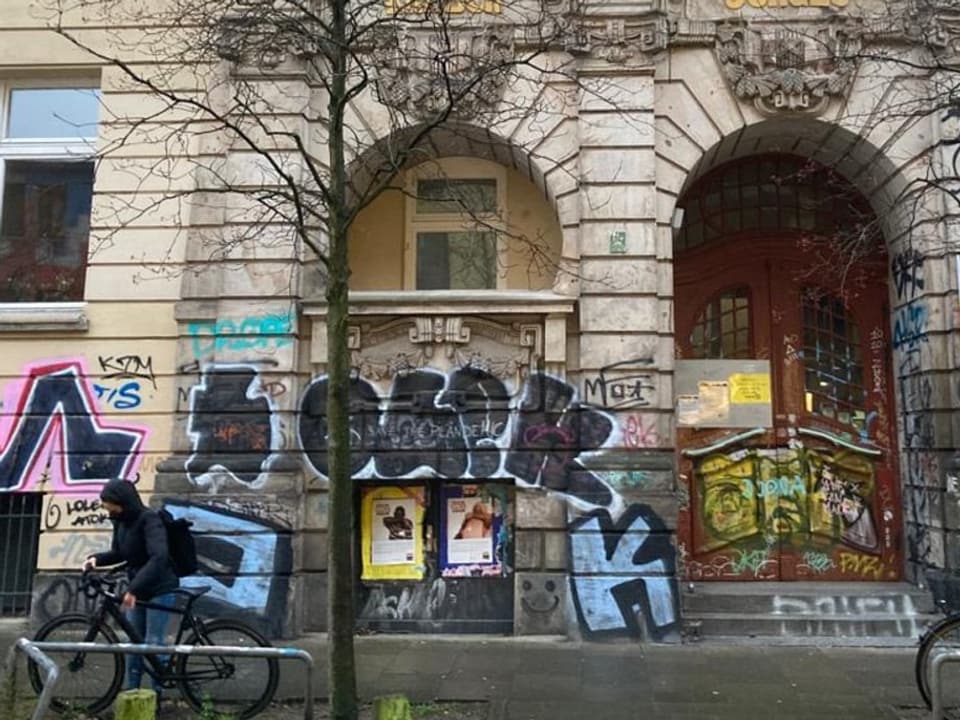 Eine mit Graffiti besprühte Fassade eines Hauses.