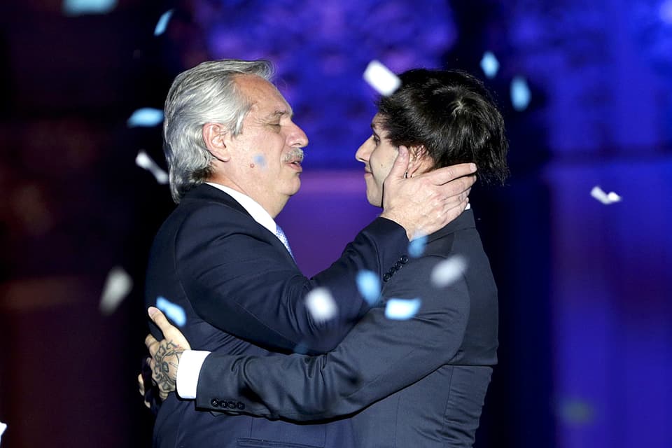 Alberto und Estanislao Fernàndez umarmen sich an einer Feier.