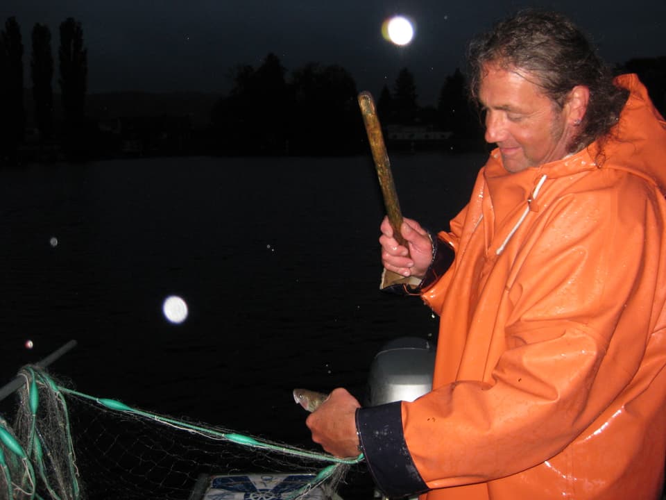 Kurz nach 4 Uhr zieht Rolf Meier die ersten Fische auch dem See.