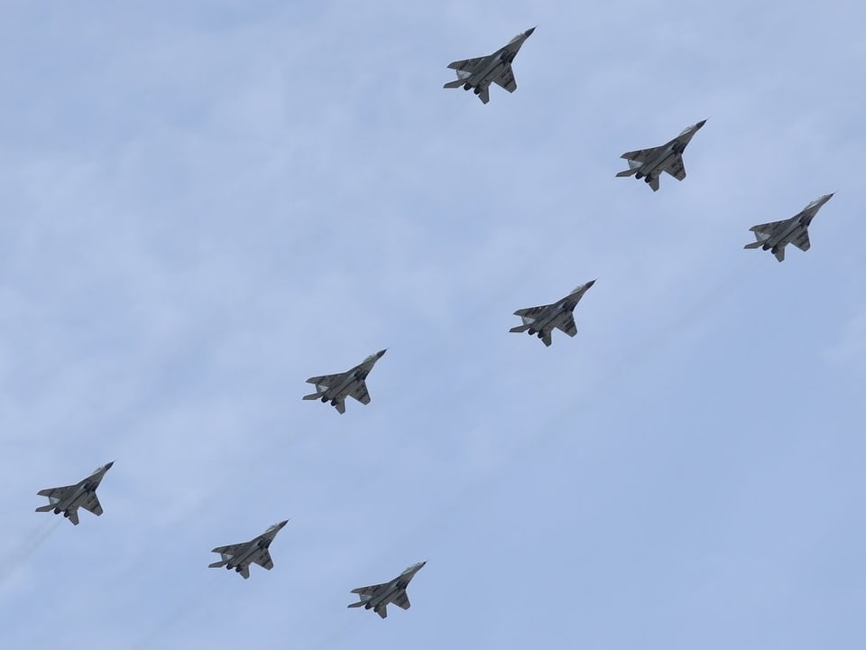 Russische Kampfjets fliegen in Z-Fromation