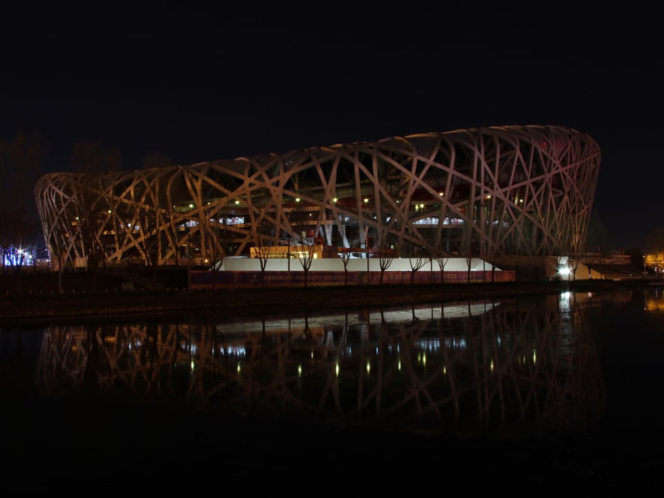 Das verdunkelte Olympiastadion von Peking.