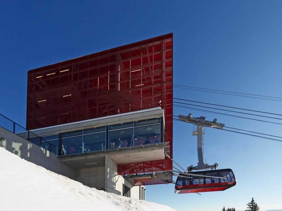 Bergstation der Ifingerbahn im Südtirol: Ein leuchtend roter Kubus hat die alte Station ersetzt.