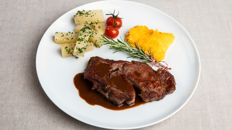 Rezepte 2019 - Hohrückensteak an Balsamico-Sauce mit Polentaschnitze Bild