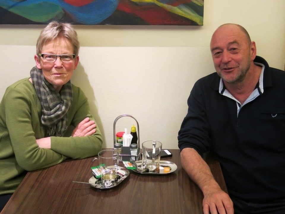 Hildegard Hodel und Christian Marbach sitzen am Tisch. 