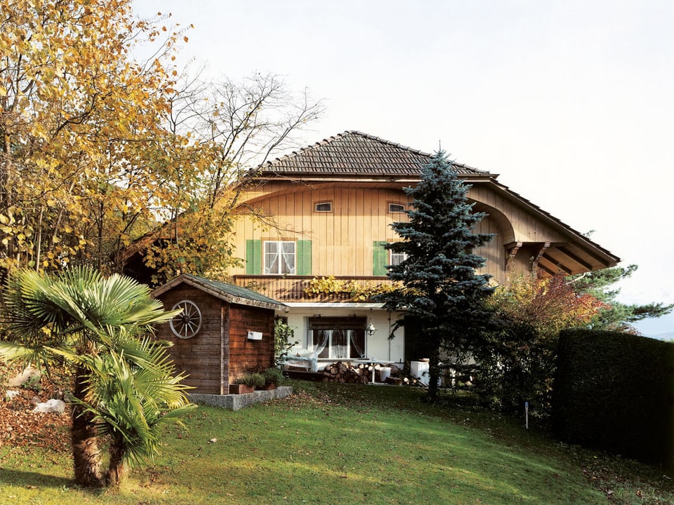 Holzhaus mit Garten.