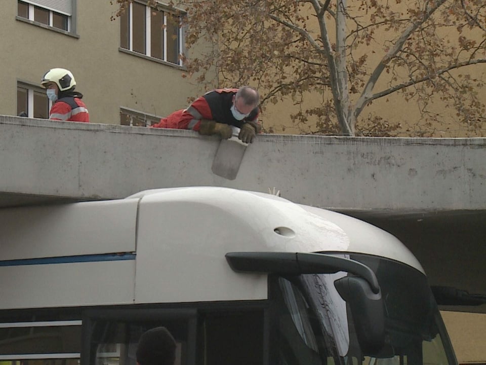 Spezialisten beobachten das Dach des Busses mitsamz Akkupaket, damit kein Brand entsteht.
