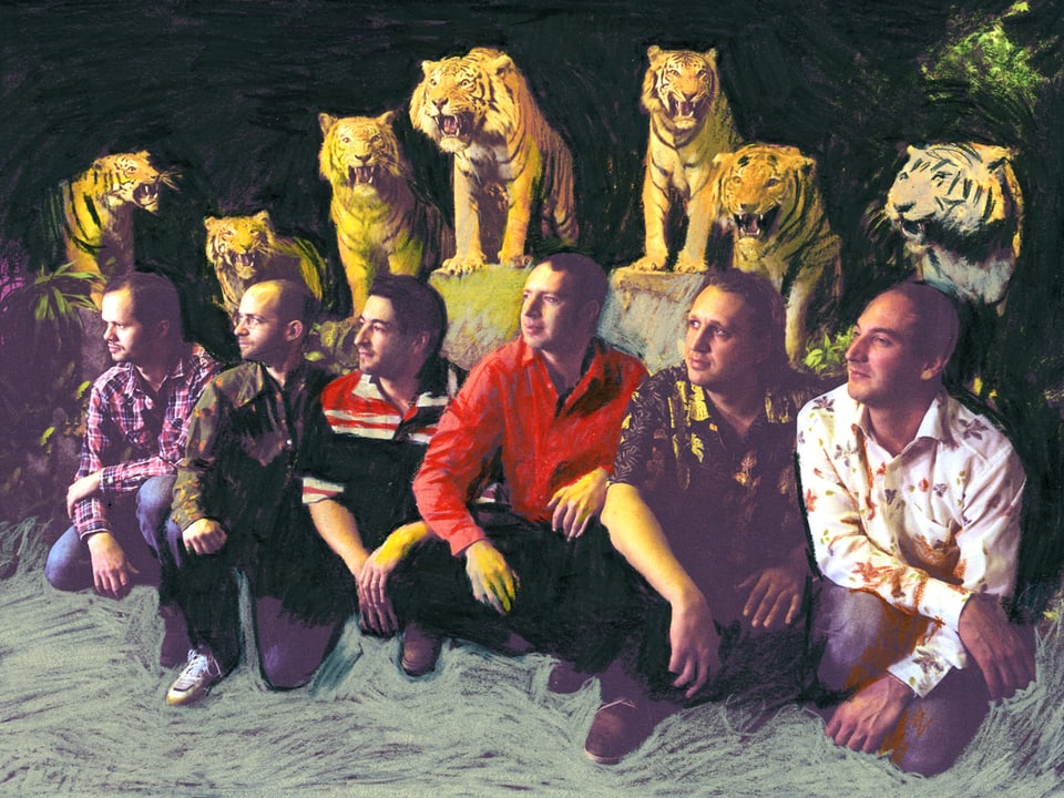 Sechs Musiker knien vor Tigerbild.
