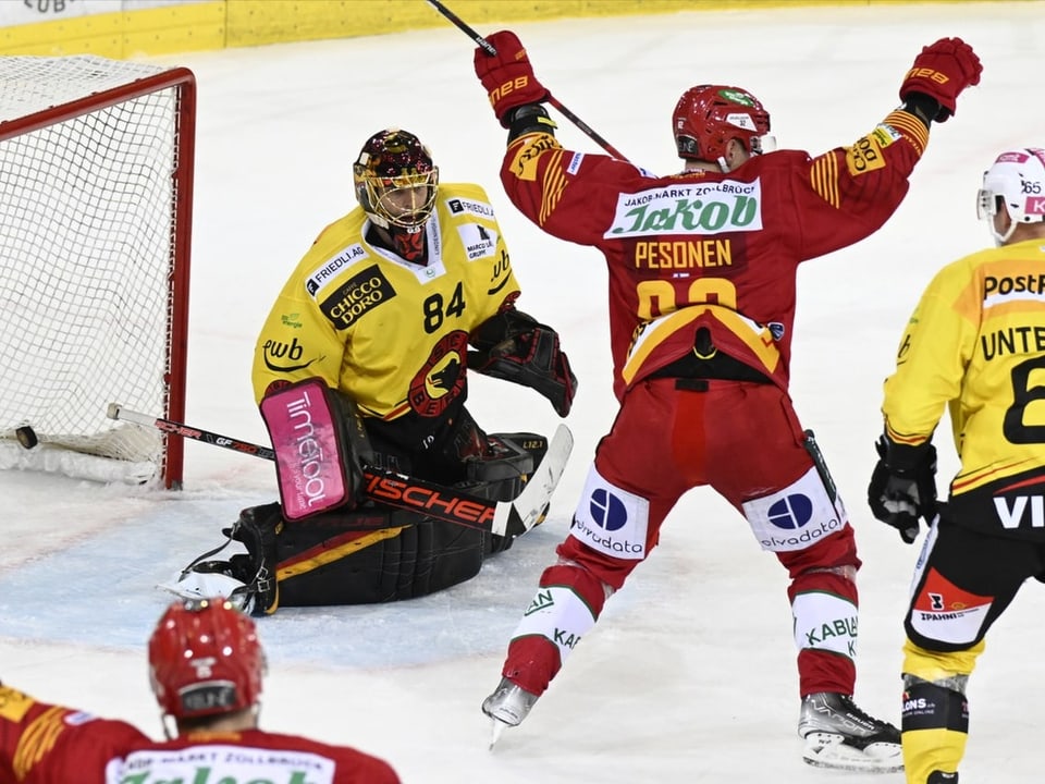 Tiger bezwingt Bär Langnaus Harri Pesonen jubelt, Berns Daniel Manzato und Ramon Untersander sind bedient.