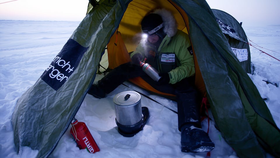 Thomas Ulrich sitzend in einem Zelt in der Arktis.