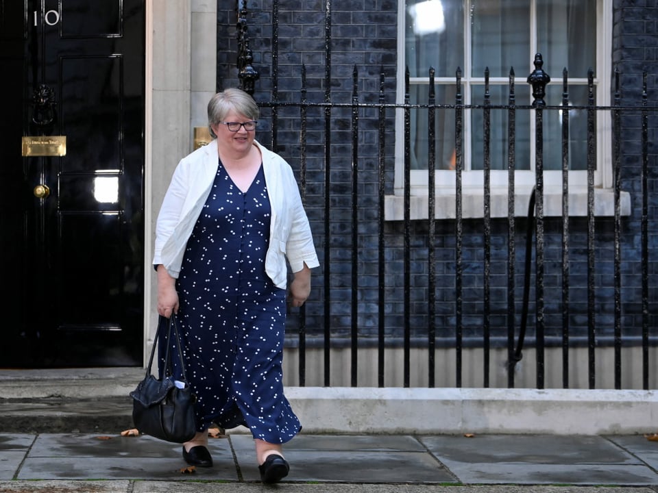 Therese Coffey verlässt die Downing Street.