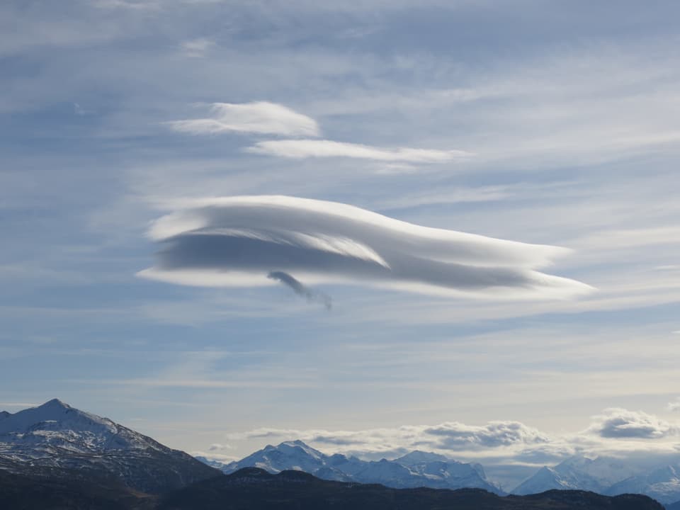 Föhnlage im November 2015 -  über den Alpen bildeten sich Altocumulus Lenticularis Wolken (Föhnfische)