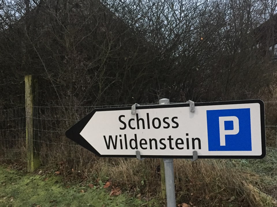 Wegweiser zur Parkierungsmöglichkeit für Schloss Wildenstein.