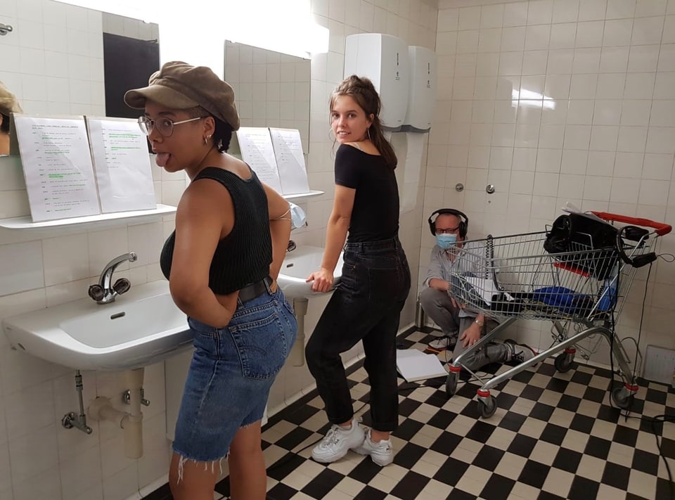 Rabea Lüthi (Zoe) und Amélie Luise Hug (Sofie) in den Toiletten des Radiostudios, im Hintergrund Reto Ott (Regisseur).