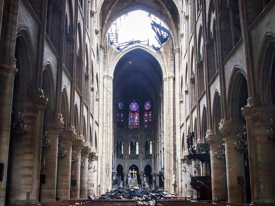 Eingestürztes Dach über dem Altar in der Notre-Dame.