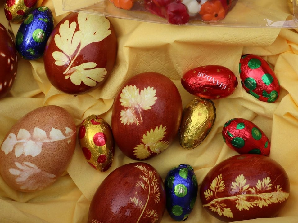 Braun gefärbte Eier mit Blattsujets.