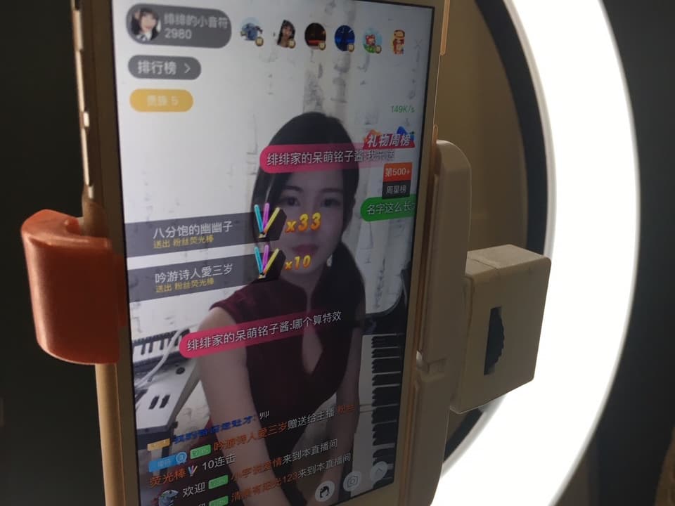Handybildschirm mit Chatkommentaren auf Chinesisch