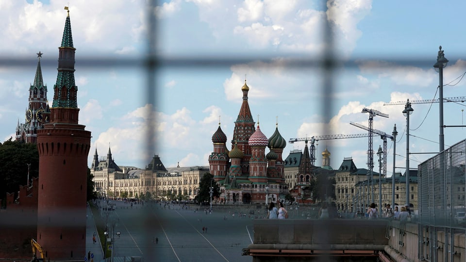 Blick auf den Kreml durch einen Zaun