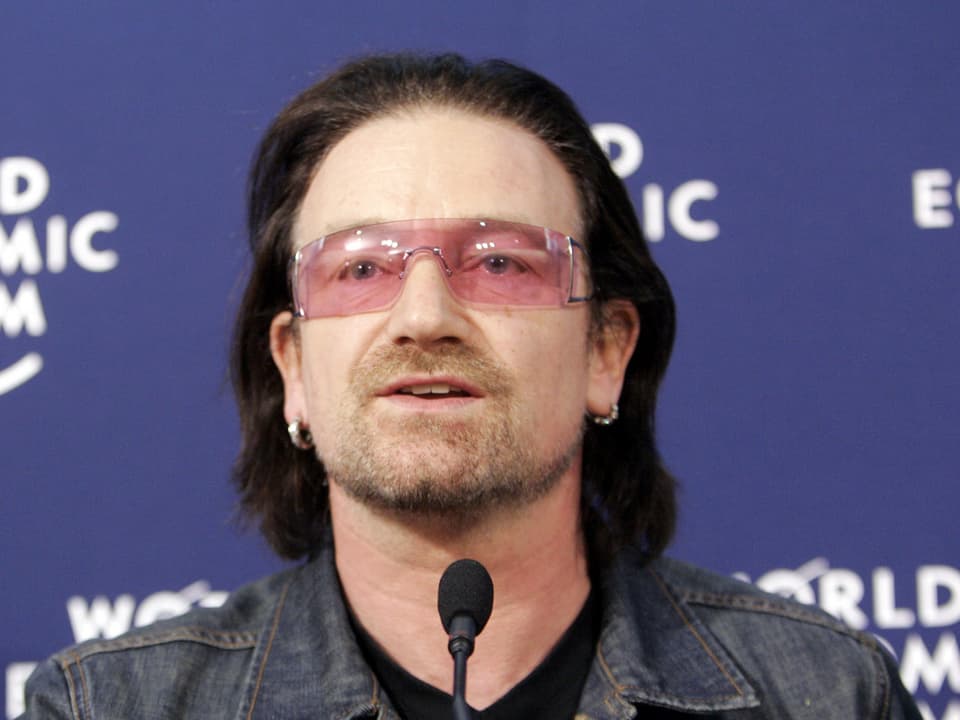 Der irische Rockmusiker Bono bei einem Auftritt am World Economic Forum im Januar 2006 in Davos