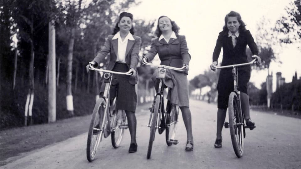 Drei Frauen auf Rädern, um 1930.