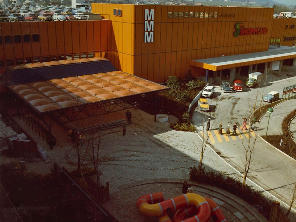 Unglaublich orange, ungewohnt gross und unendlich viel Plastik: Das Shoppyland-Center im Jahr 1975.