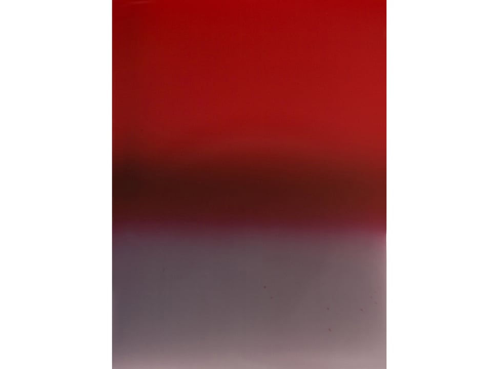 Farbverlauf von rot über dunkelrot nach einem rotgrau Ton.