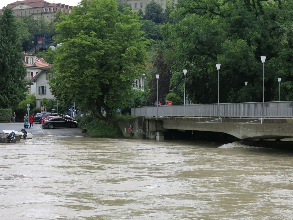 Das Wasser fliesst knapp unter einer Brücke hindurch.