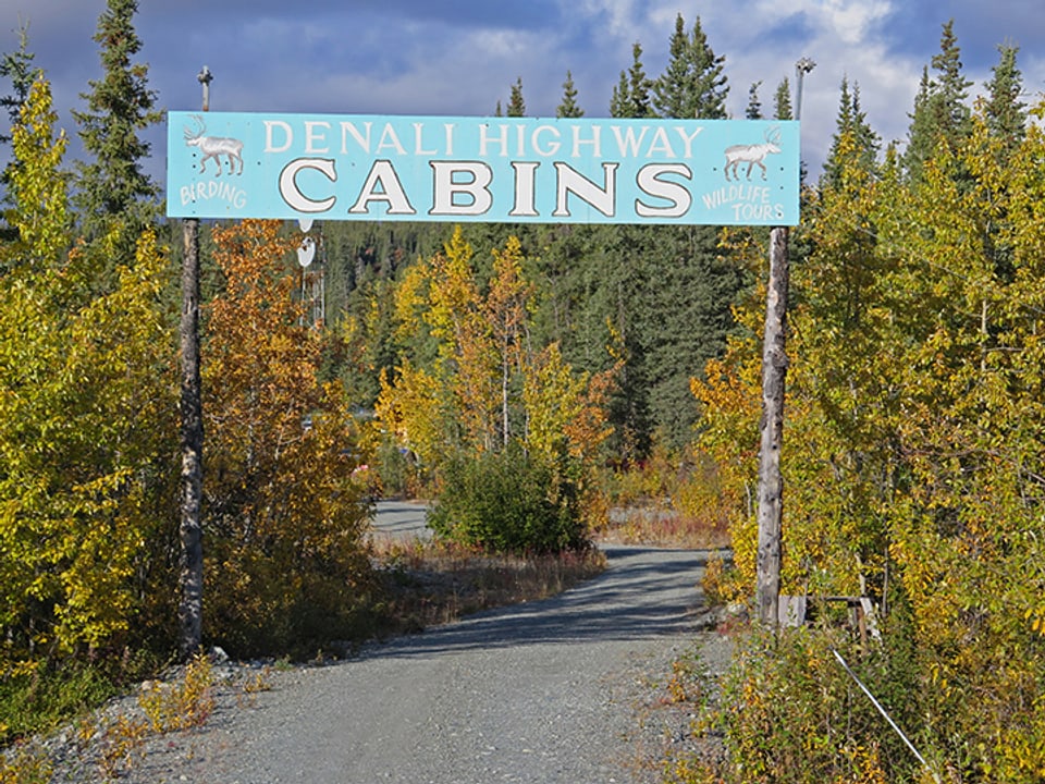 Schild mit der Aufschrift «Denali Highway Cabins»