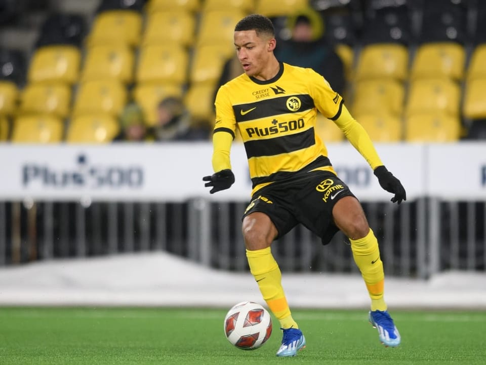 Maluwunu dribbles the ball