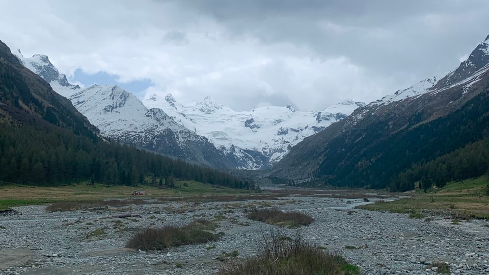Blick im Val Roseg Richtung Gletscher mit dicken Wolken.