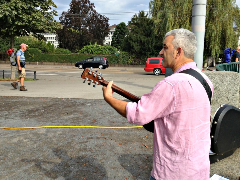 Fredy gibt sein Bestes auf der Gitarre: Passant vor Gitarrist.