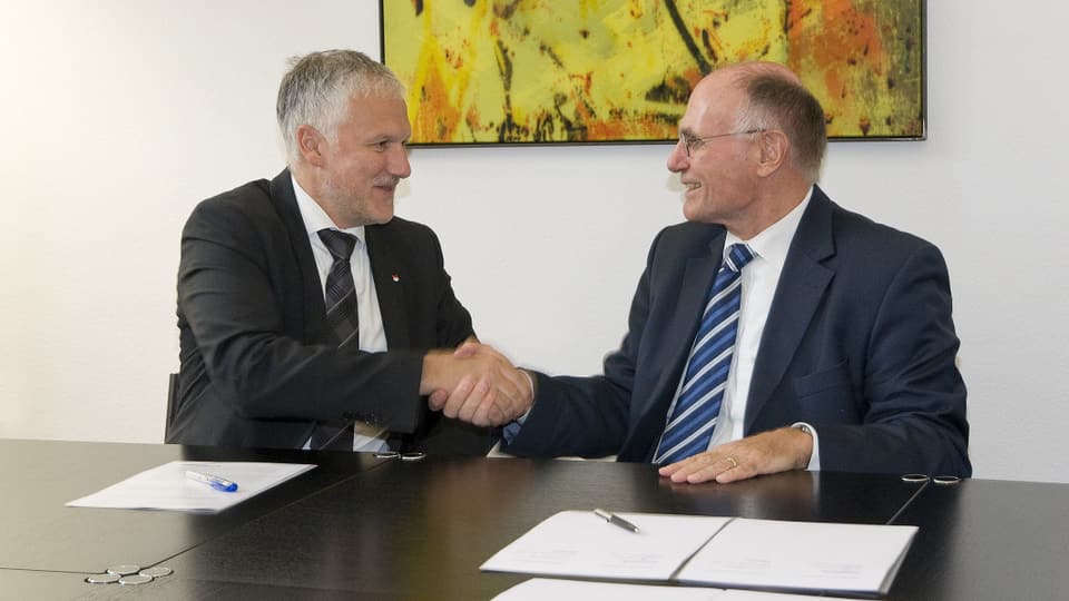 Regierungsrat Peter Gomm (l.) und Oberzolldirektor Rudolf Dietrich (r.) haben die neue Vereinbarung unterzeichnet.