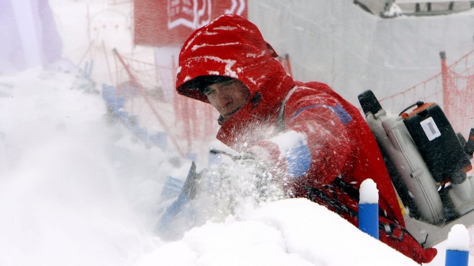Ein Pistenarbeiter in Val d'Isère.
