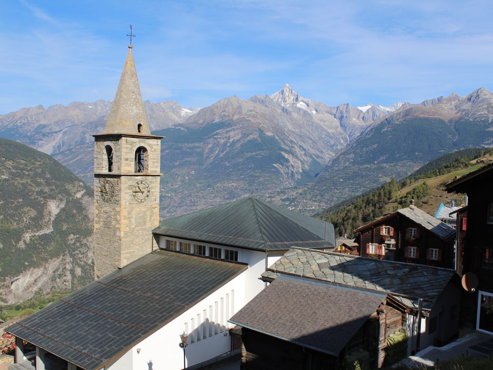Das Dorf mit dem Kirchturm von oben