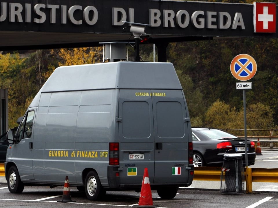 Kleinbus der italienischen Finanzpolizei mit einer Kamera auf dem Dach vor dem Grenzübergang stehend.
