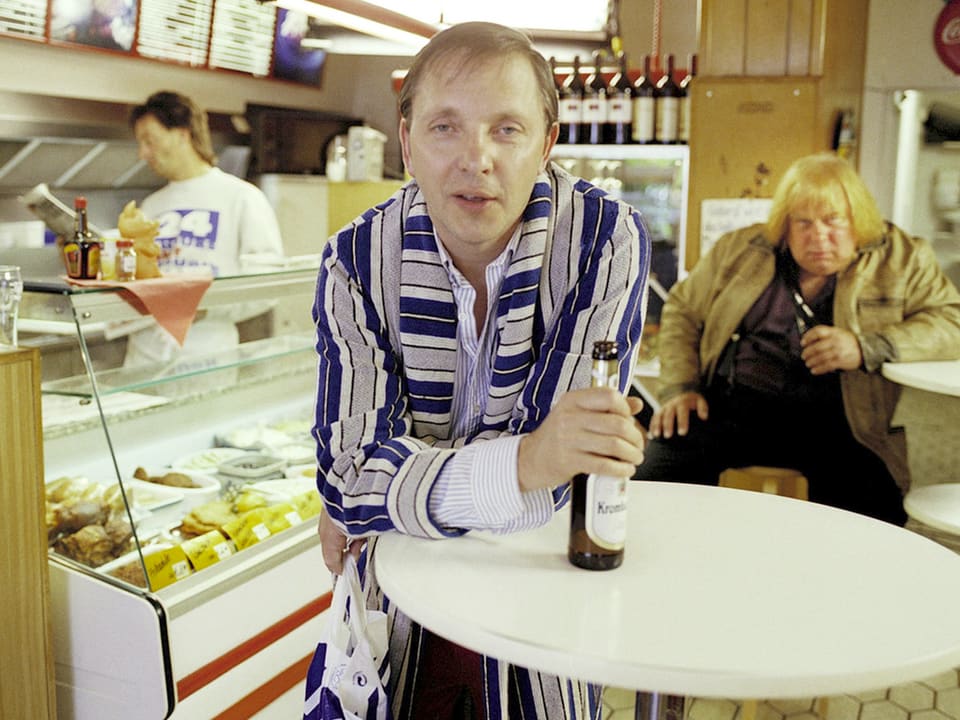 Der Komiker Olli Dittrich in seiner Hauptrolle als Arbeitsloser im Bademantel.