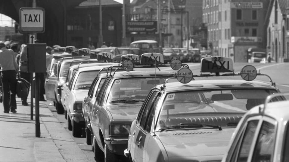Wartende Taxifahrer am Zürcher Hauptbahnhof im Sommer 1977.