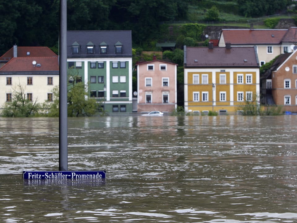 Die völlige überflutete Promenda in Passau. (reuters)