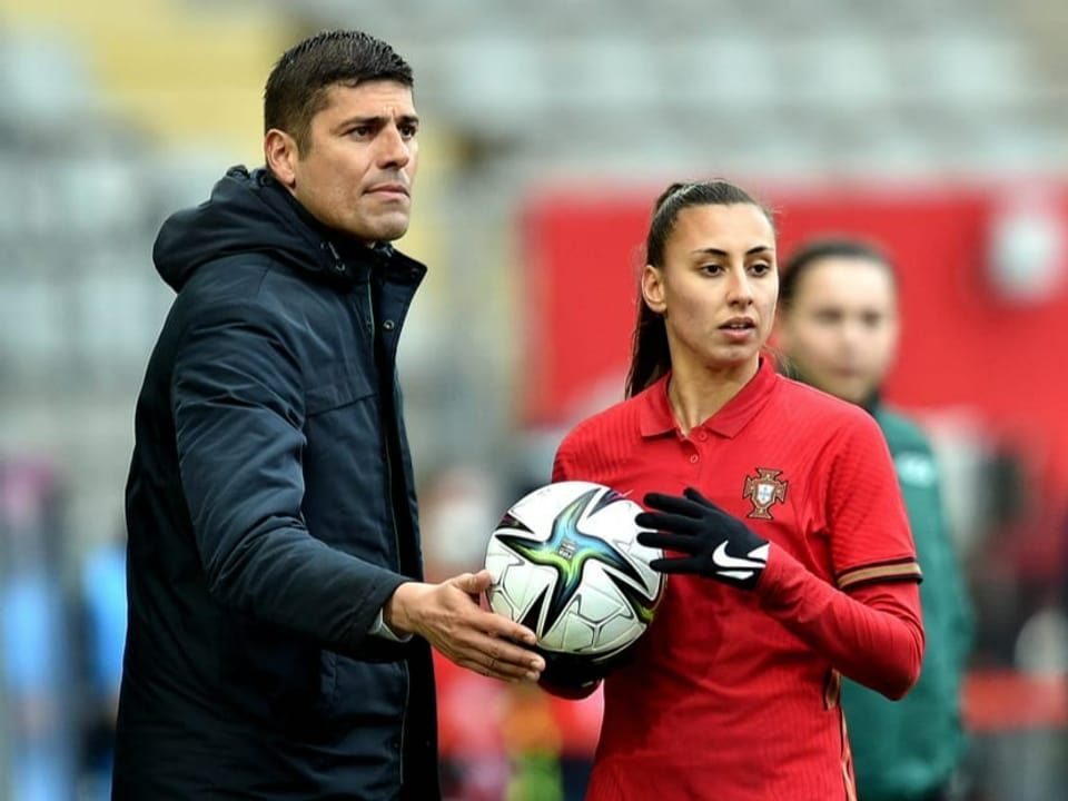 Portugals Trainer gibt seiner Spielerin den Ball