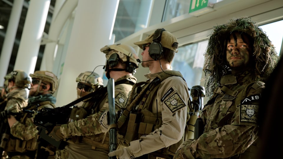 Kostüm-Soldaten stehen Spalier am Haupteingang.