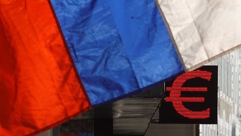 Russland-Flagge vor Euro-Symbol in Moskau.