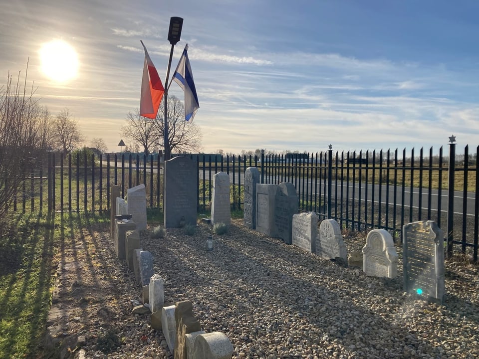 Kleiner Friedhof. Eine polnische und israelische Flagge wehen darüber.