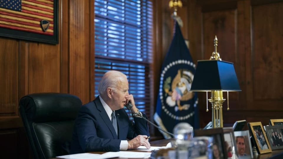 Joe Biden am Telefon in einem Büro in seinem Wohnhaus