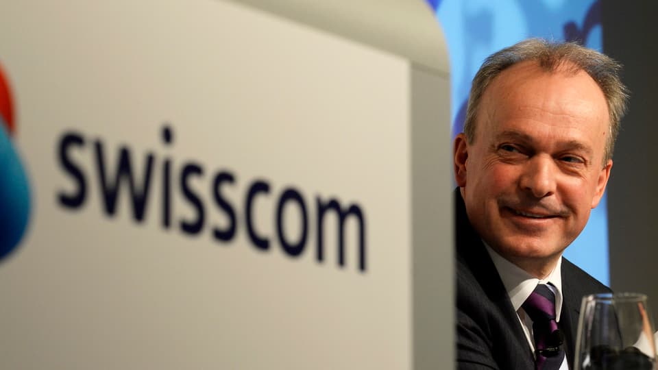 Swisscom-CEO Urs Schaeppi vor Swisscom-Logo