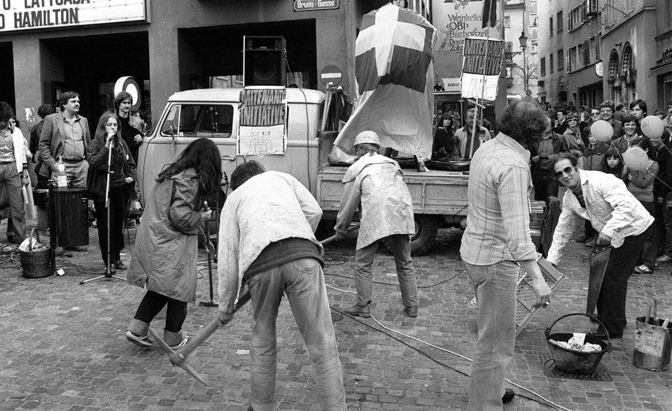 Befürworter der «Mitenand»-Initiative für eine menschliche Ausländerpolitik, am 29. Maerz 1981 im Niederdorf in Zürich mit einem Strassentheater auf die Probleme von Ausländern aufmerksam.