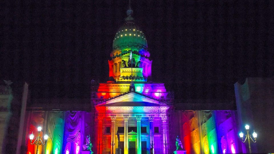 In den Regenbogenfarben erleuchteter Palast in Buenos Aires.