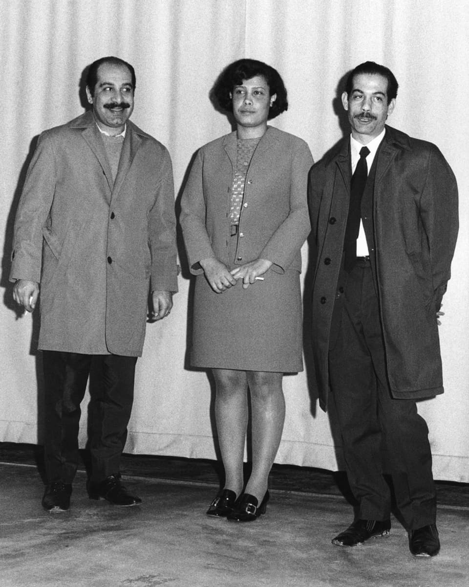 Abu El Helga, Amena Dabhor und Youssef Ibrahim posieren für die Presse.