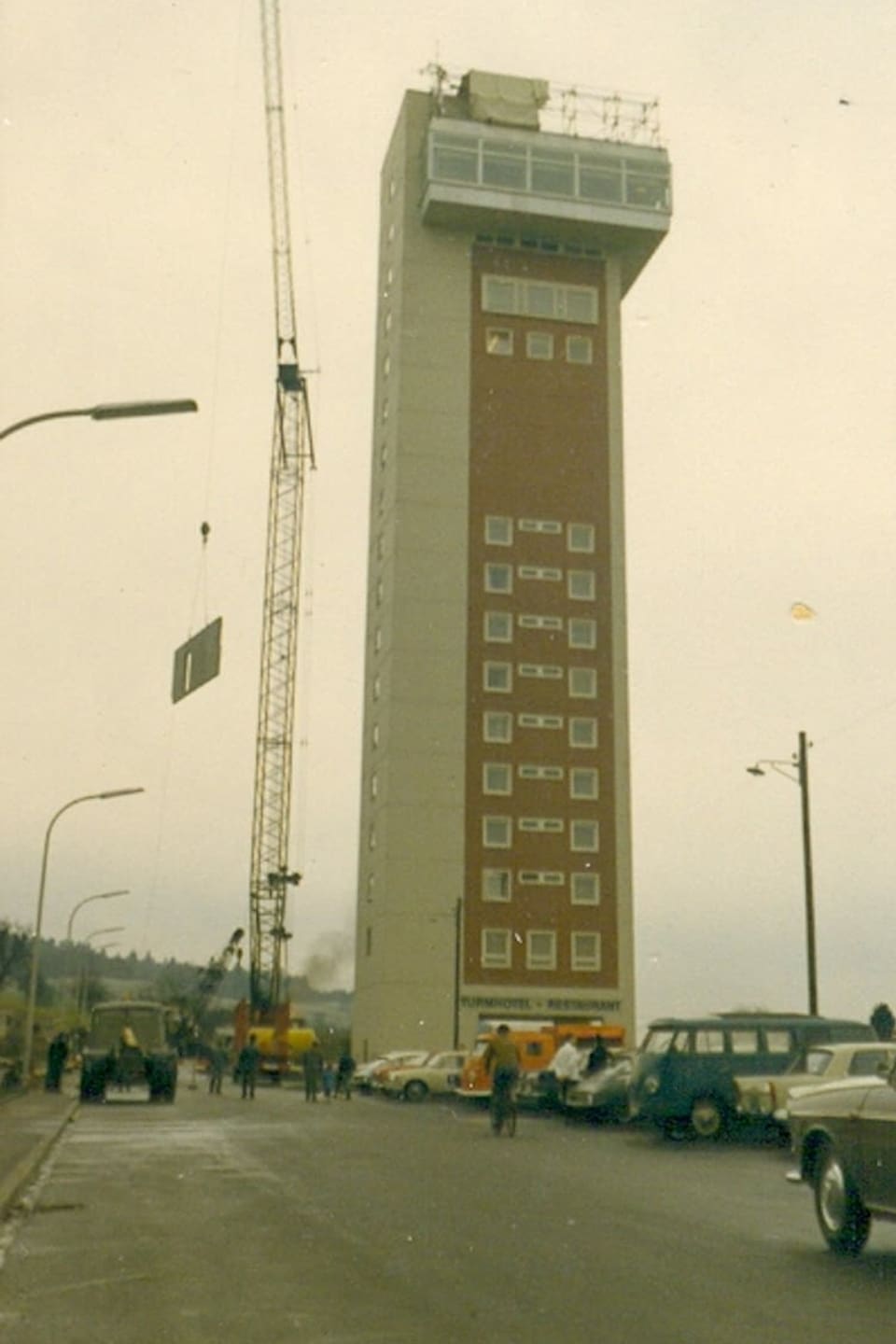 Alte Fotografie von 1964: Turm im Bau mit Kran nebenan,