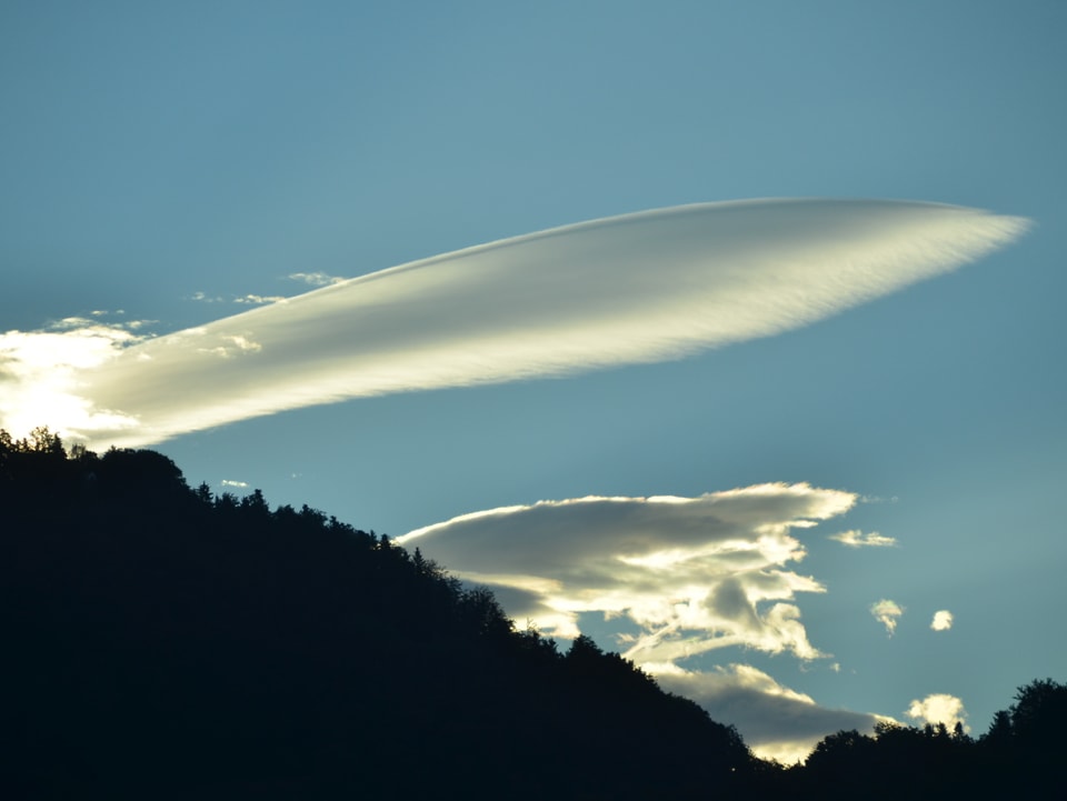 Eine Wolke am blauen Himmel, welche die Form eines Mövenflügels hat.