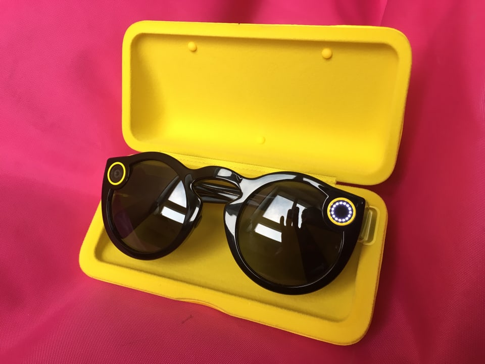 Snapchat Spectacles in ihrer gelben Schachtel.