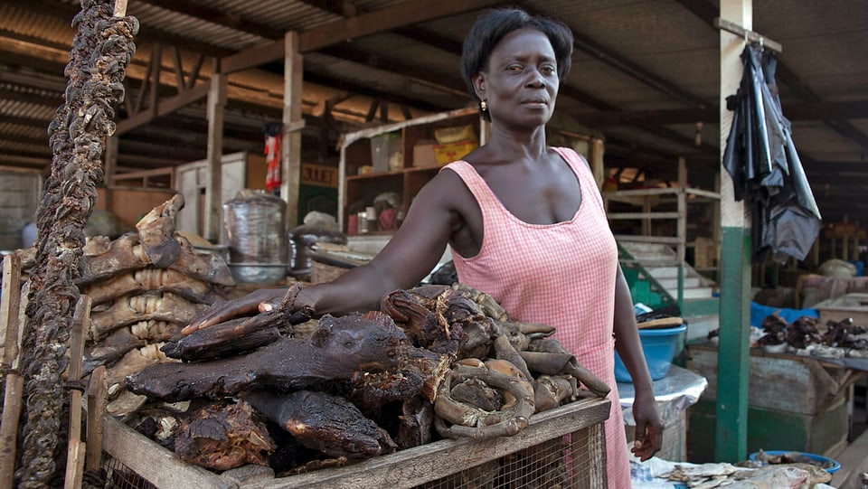 Frau an einem Marktstand mit Wildfleisch